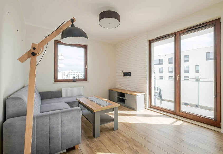 Zadbane mieszkanie 3-pok, winda i hala garażowa