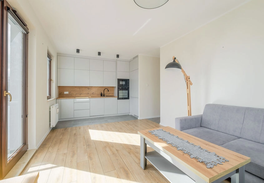 Zadbane mieszkanie 3-pok, winda i hala garażowa