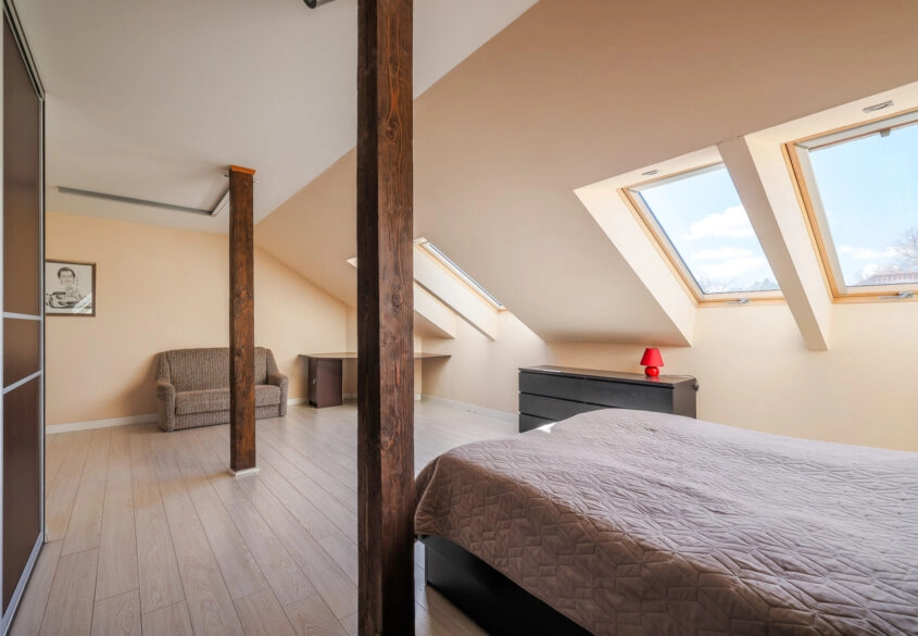 DOM WOLNOSTOJĄCY BLISKO JEZIORA