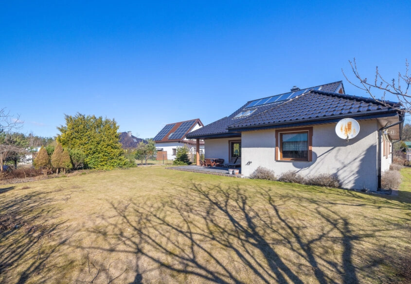 DOM WOLNOSTOJĄCY BLISKO JEZIORA