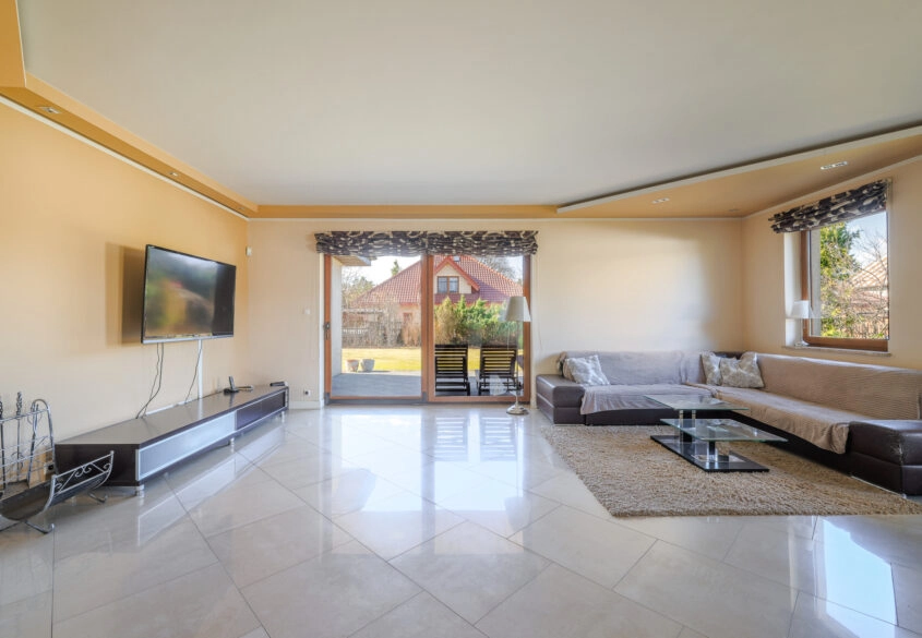 DOM WOLNOSTOJĄCY BLISKO JEZIORA