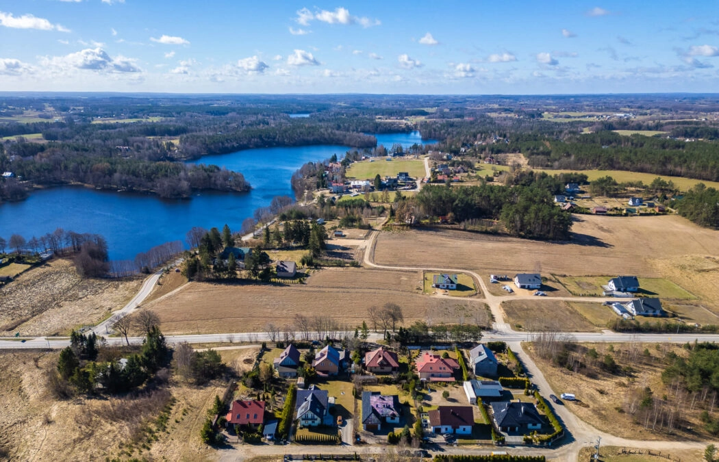 DOM WOLNOSTOJĄCY BLISKO JEZIORA