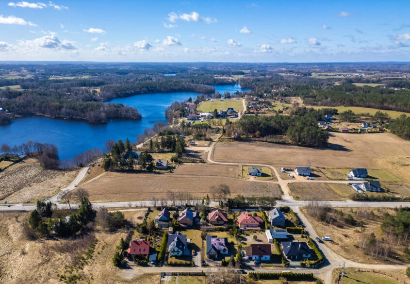 DOM WOLNOSTOJĄCY BLISKO JEZIORA