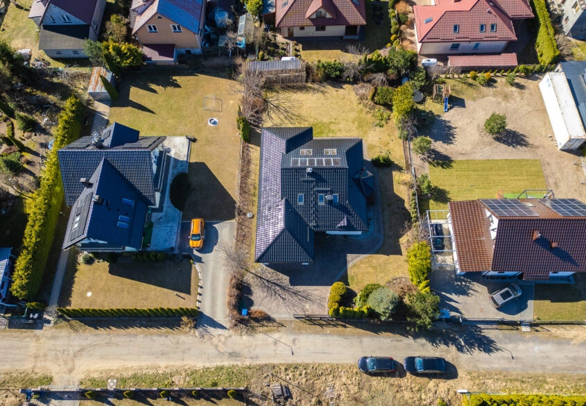 DOM WOLNOSTOJĄCY BLISKO JEZIORA