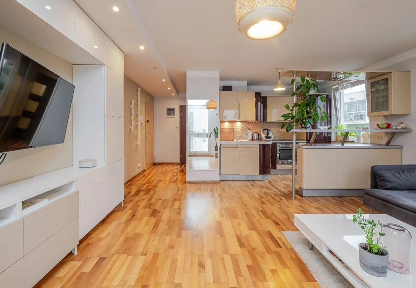 2 pokoje z balkonem i miejscem w hali!