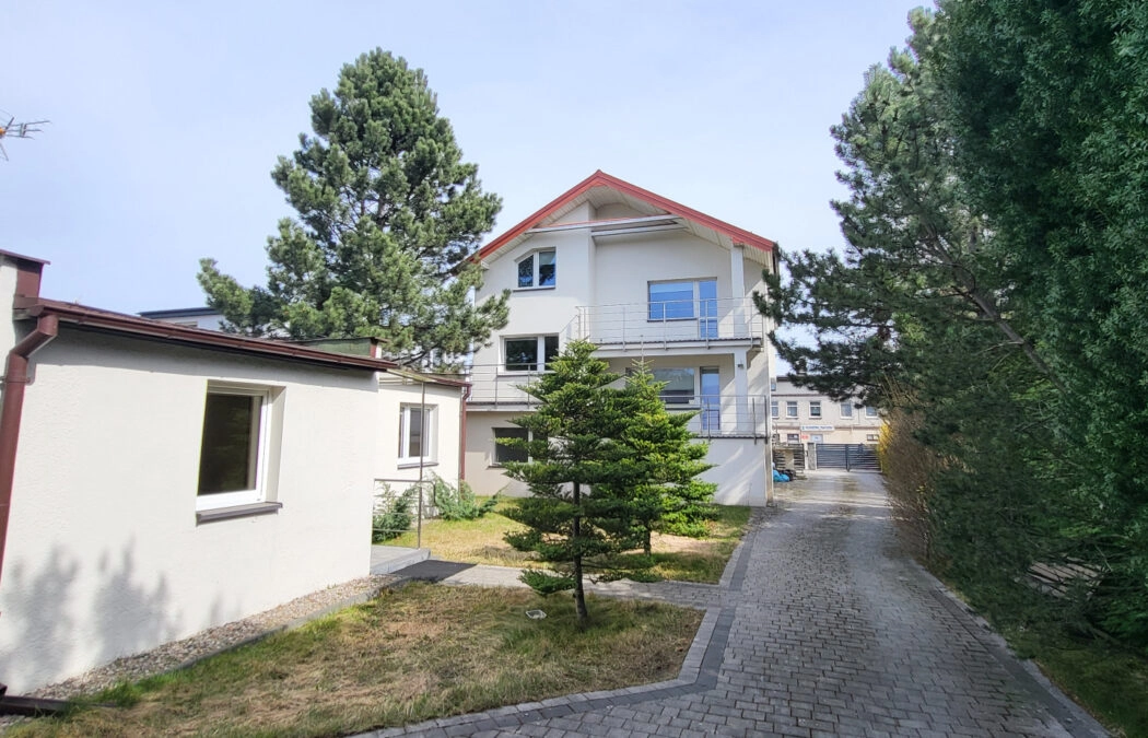 Dom podzielony na 2 mieszkania oraz dom w ogrodzie