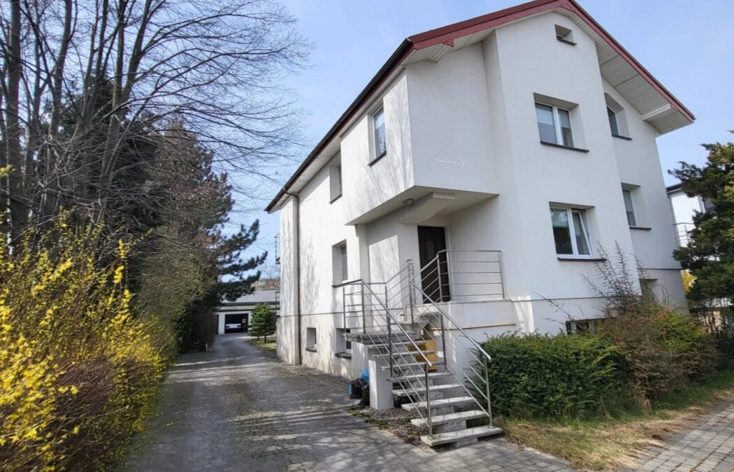 Dom podzielony na 2 mieszkania oraz dom w ogrodzie