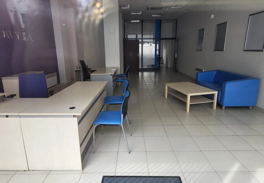 Świętojańska - lokal na parterze z dużą witryną