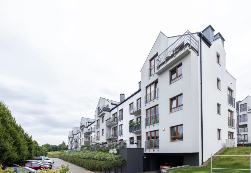 2 poziomowe z miejscem w hali garażowej