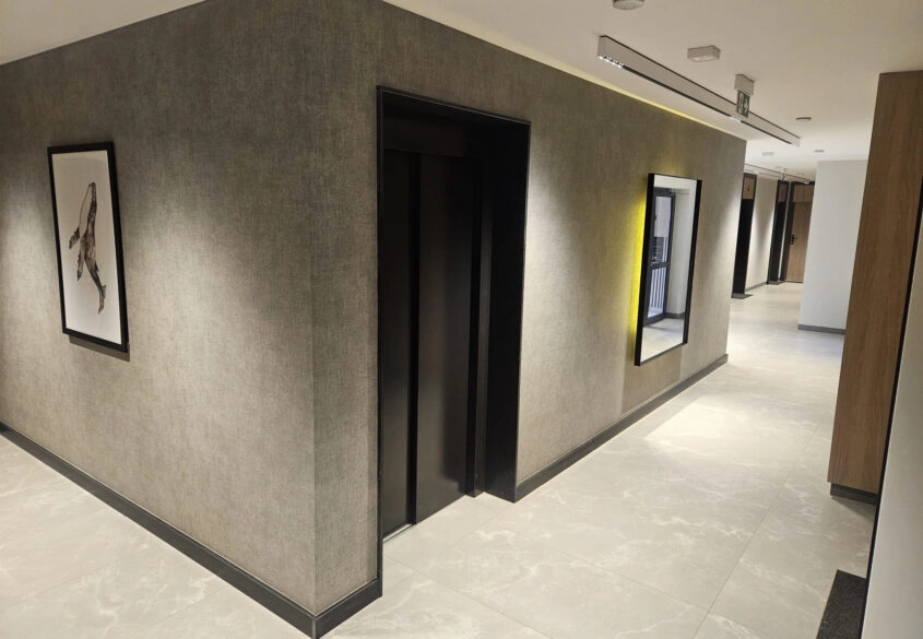 1 pok. wyposażone z miejscem parkingowym