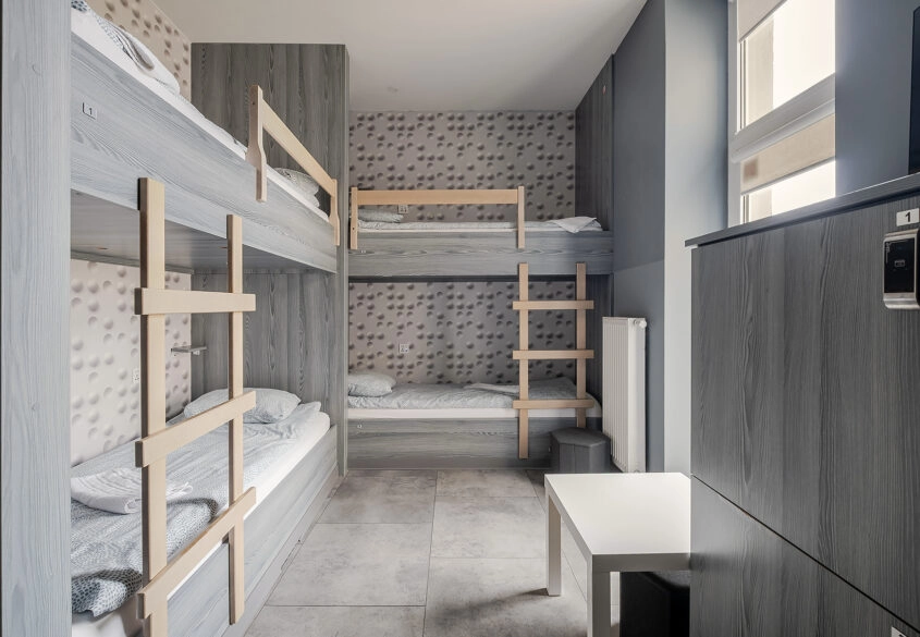 Działający, 11-pokojowy hostel w centrum miasta!