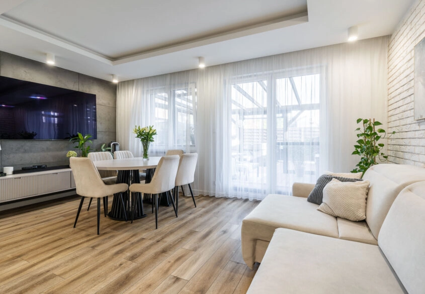 Bezczynszowy dom z ogrodem zimowym Straszyn