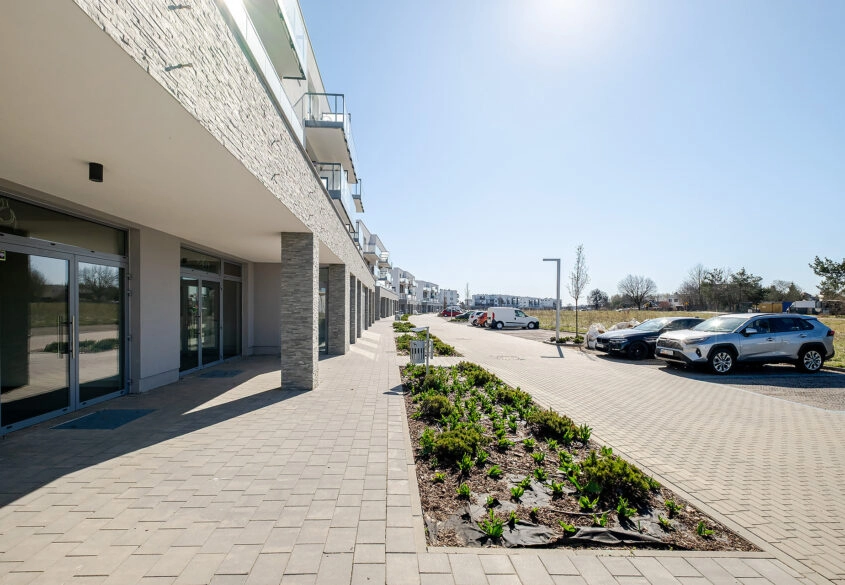 Lokal 83m2. Duże witryny! 2 wejscia!