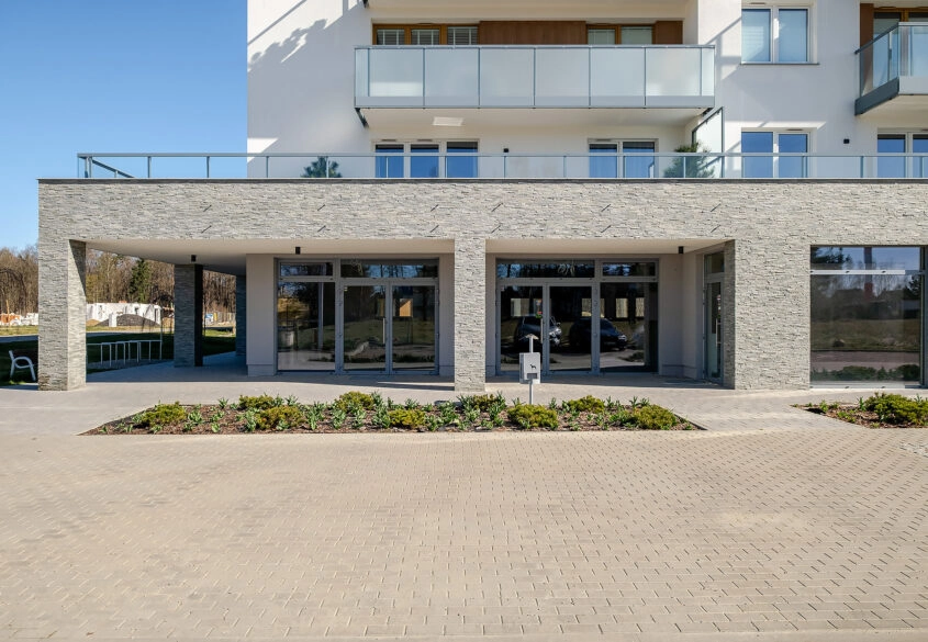 Lokal 83m2. Duże witryny! 2 wejscia!