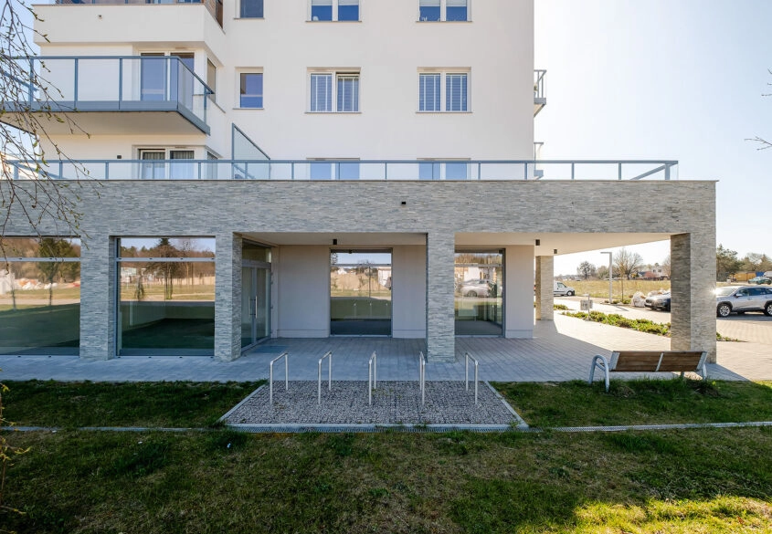 Lokal 83m2. Duże witryny! 2 wejscia!