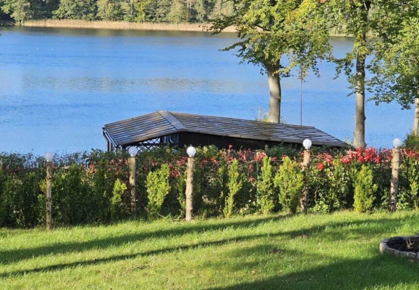 Malownicza działka z domkami nad samym jeziorem