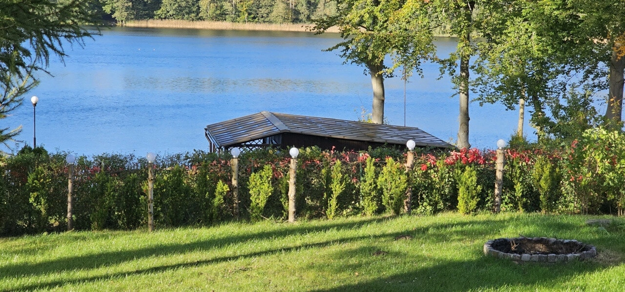 Malownicza działka z domkami nad samym jeziorem