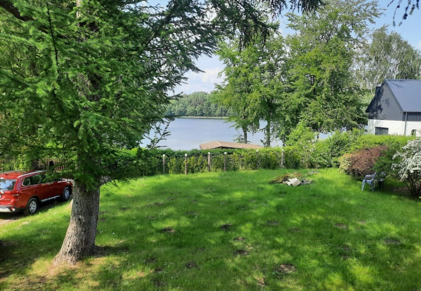 Malownicza działka z domkami nad samym jeziorem
