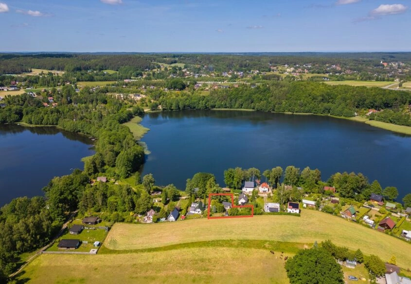 Malownicza działka z domkami nad samym jeziorem