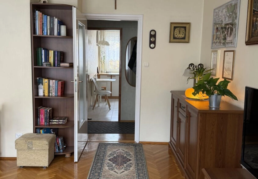 Pierwsze Piętro | Potencjalne 3 Pokoje z Balkonem!