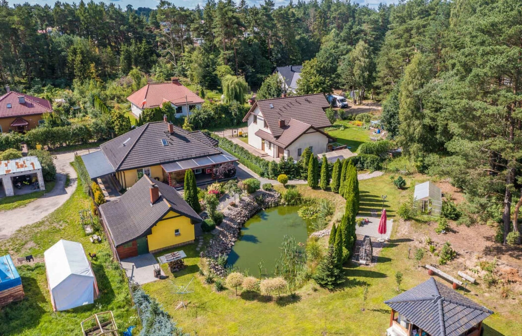 DOM, WŁASNY KAWAŁEK LASU I STAW