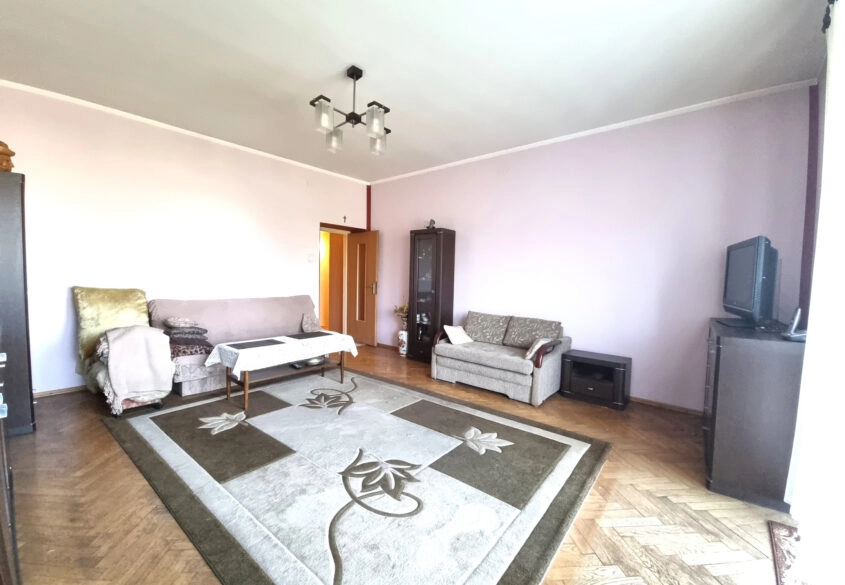 Mieszkanie z 2 dużymi pokojami i osobną kuchnią