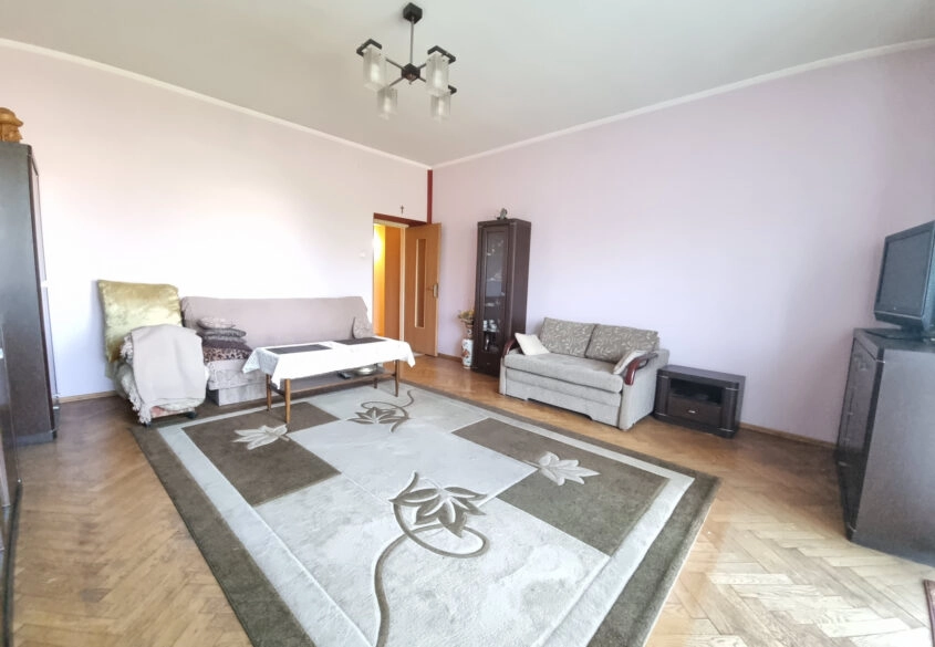 Mieszkanie z 2 dużymi pokojami i osobną kuchnią