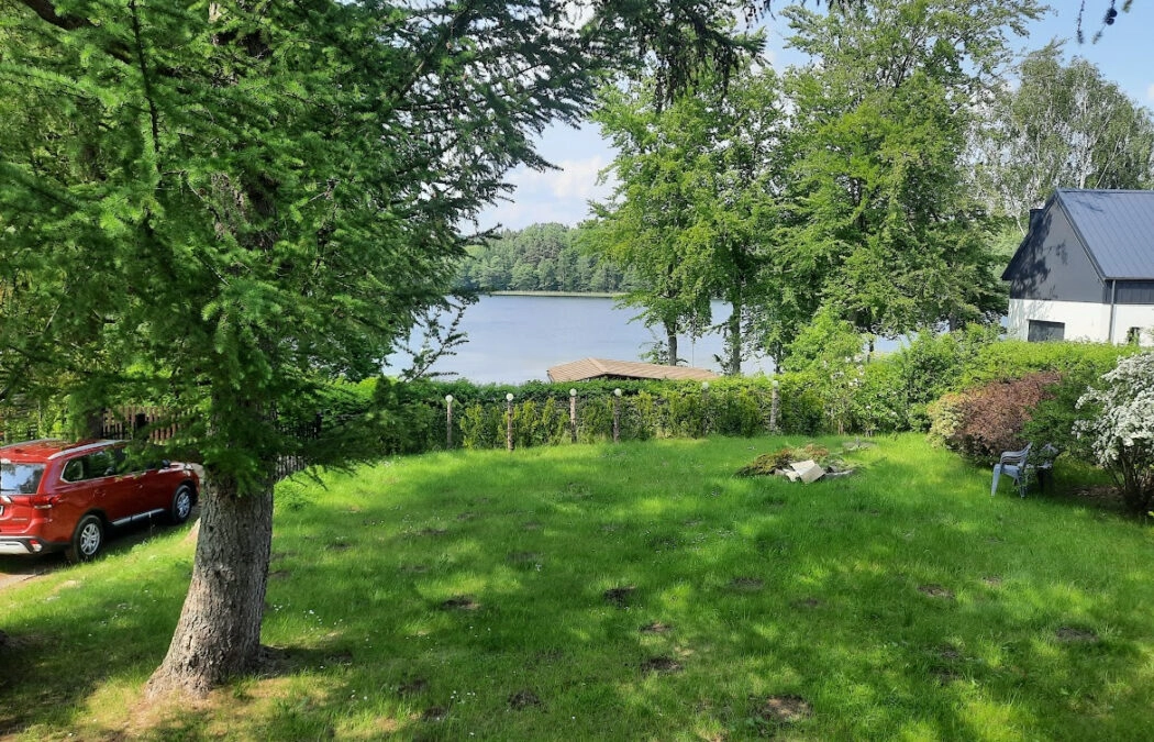 Malownicza działka z domkami nad samym jeziorem