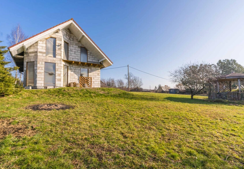 Duża działka z domem w stanie surowym zamkniętym!