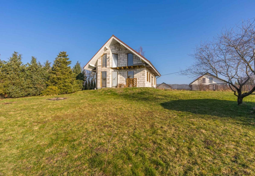 Duża działka z domem w stanie surowym zamkniętym!