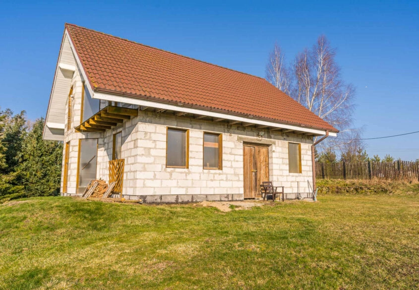 Duża działka z domem w stanie surowym zamkniętym!