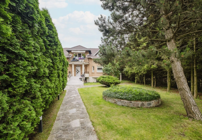 Dom dla dwóch rodzin lub pod działalność, Leźno.