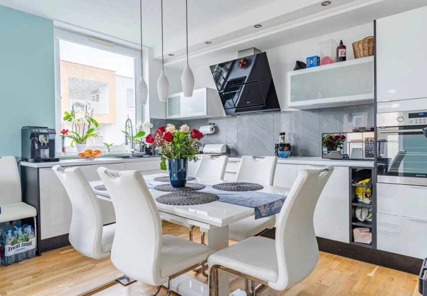 Zakoniczyn- 4 pokoje, hala garaż, balkon! WInda!