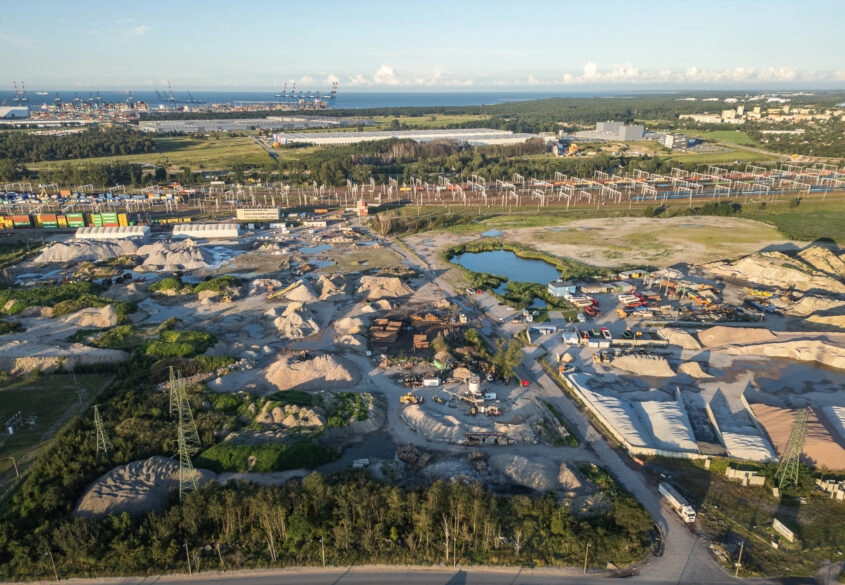 Utwardzony plac blisko Portu i Trasy Sucharskiego