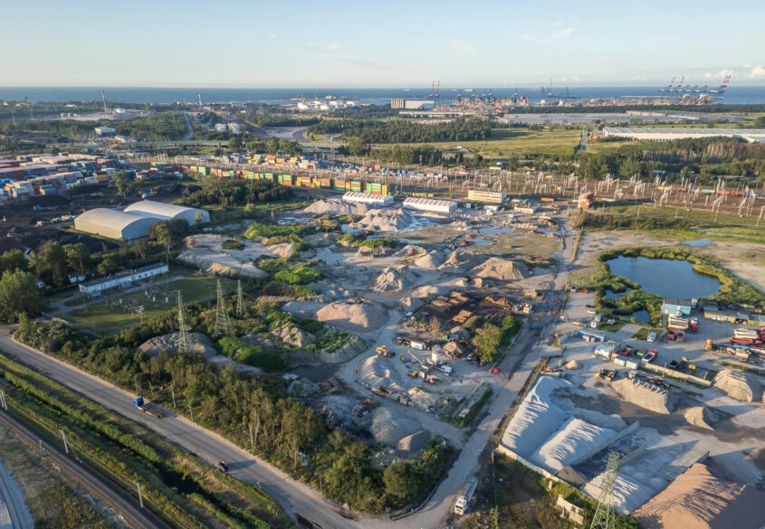 Utwardzony plac blisko Portu i Trasy Sucharskiego