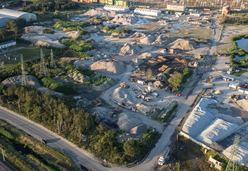 Utwardzony plac blisko Portu i Trasy Sucharskiego