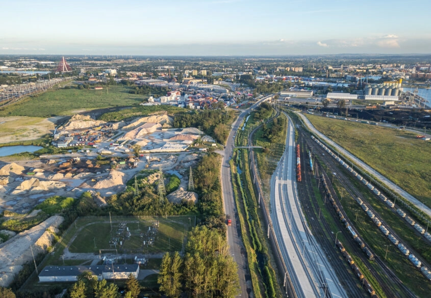 Utwardzony plac blisko Portu i Trasy Sucharskiego