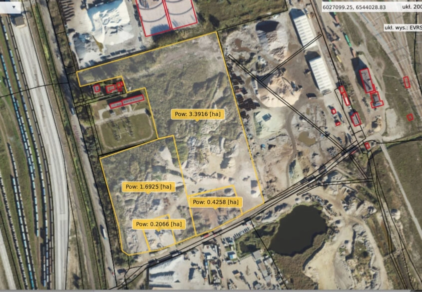 Utwardzony plac blisko Portu i Trasy Sucharskiego