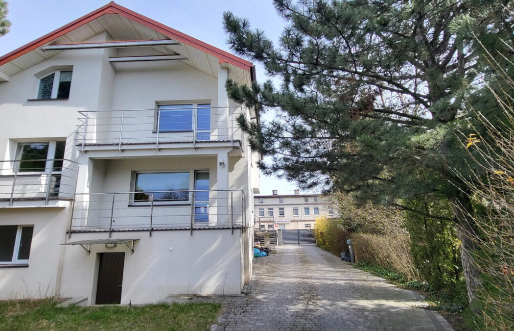 Dom podzielony na 2 mieszkania oraz dom w ogrodzie