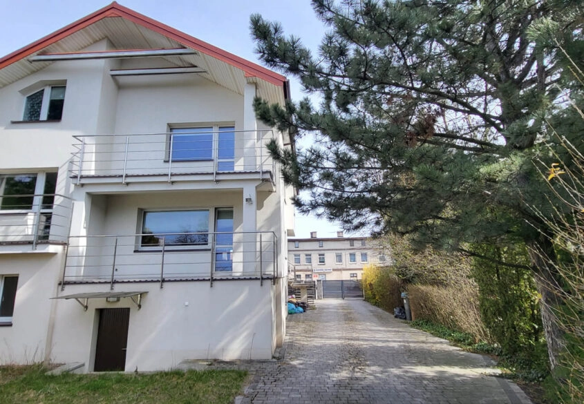 Dom podzielony na 2 mieszkania oraz dom w ogrodzie