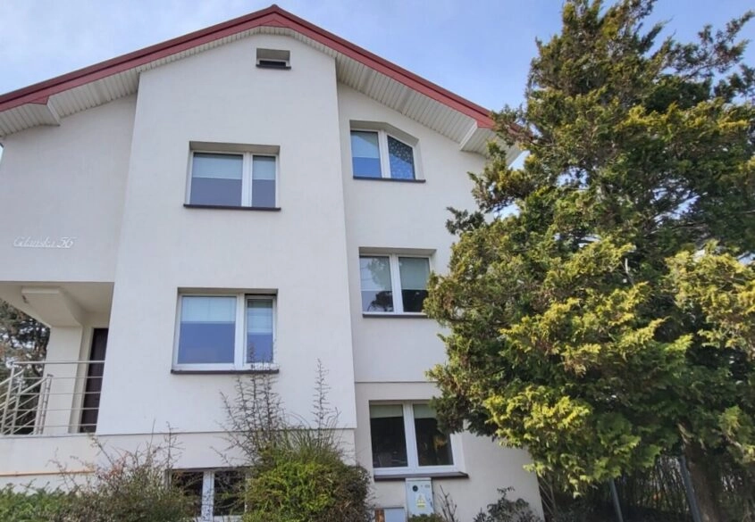 Dom podzielony na 2 mieszkania oraz dom w ogrodzie