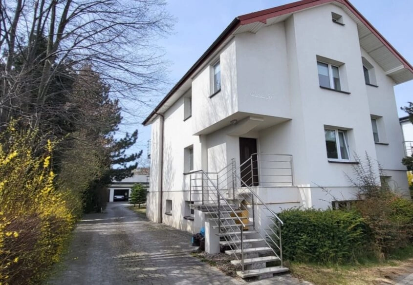 Dom podzielony na 2 mieszkania oraz dom w ogrodzie