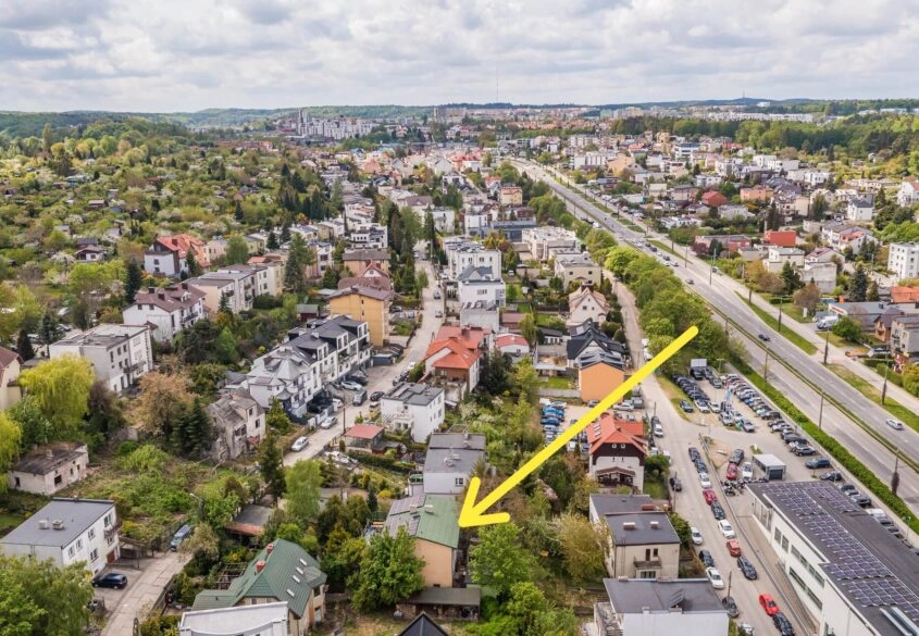 Kilka budynków gosp. | 13KW foto | Urządzony ogród