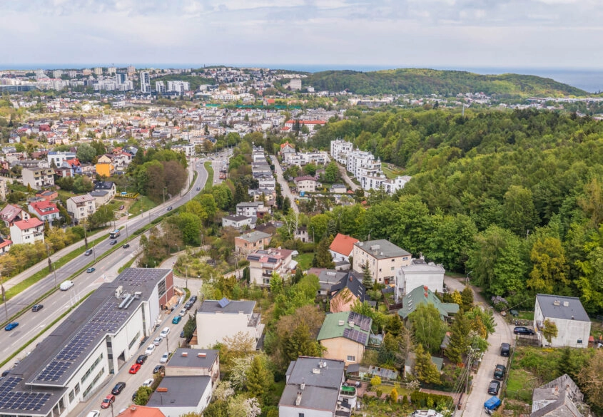 Kilka budynków gosp. | 13KW foto | Urządzony ogród