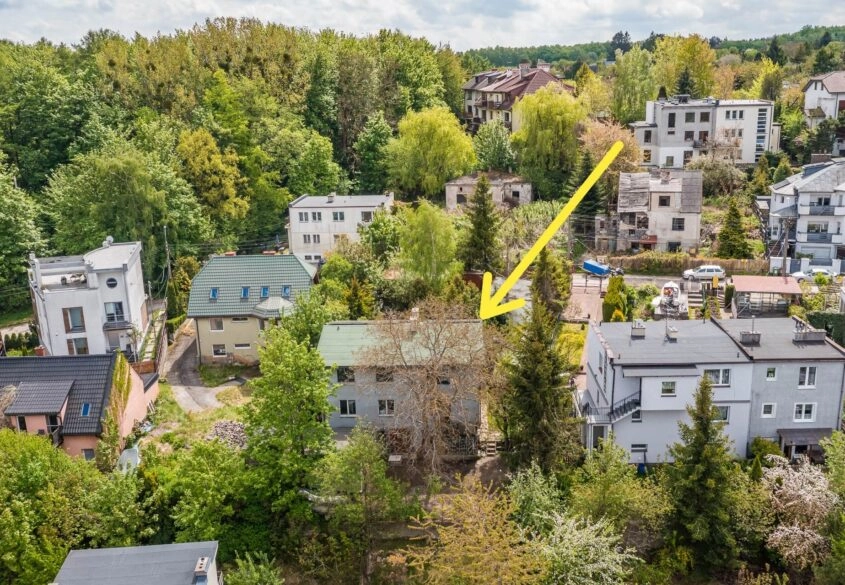 Kilka budynków gosp. | 13KW foto | Urządzony ogród