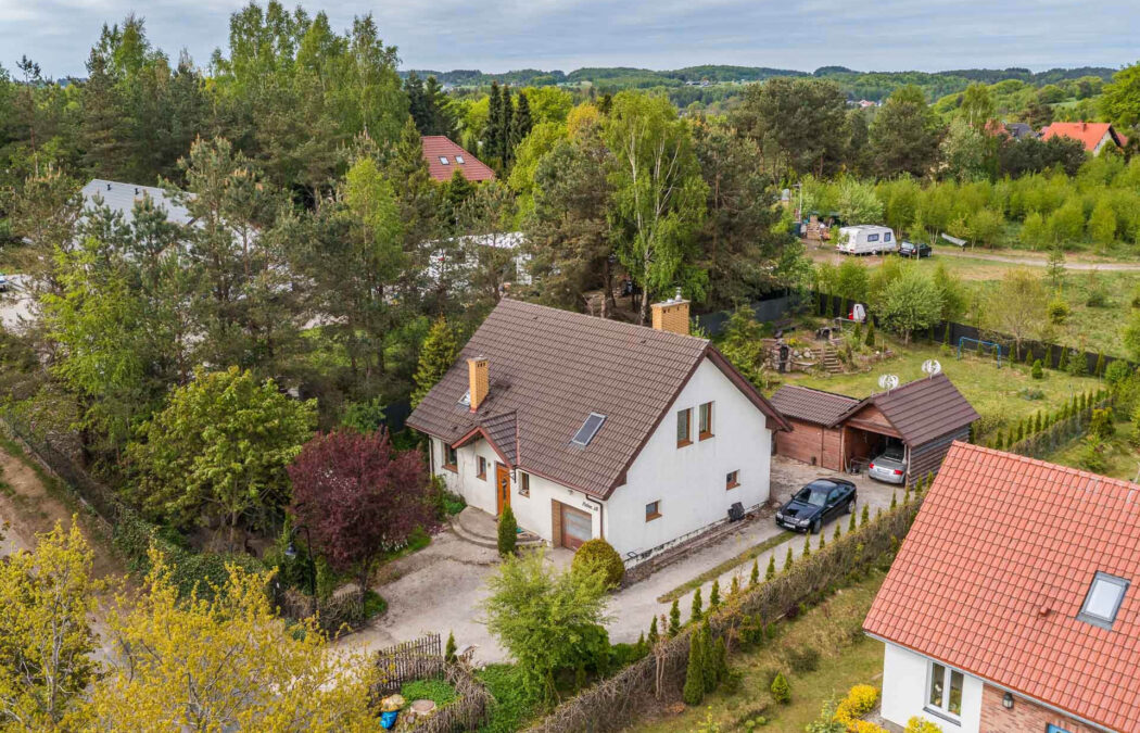 Dom w sąsiedztwie lasu i jeziora.