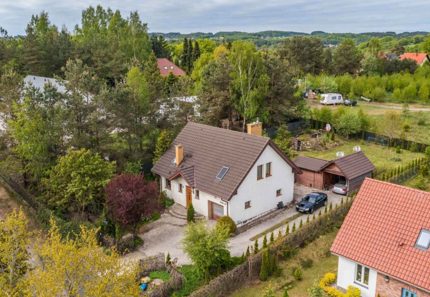 Dom w sąsiedztwie lasu i jeziora.