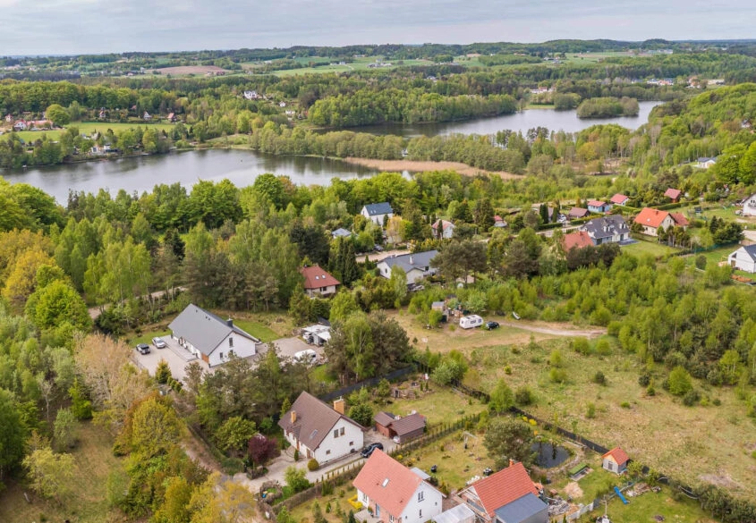 Dom w sąsiedztwie lasu i jeziora.