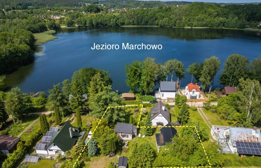 Malownicza działka z domkami nad samym jeziorem
