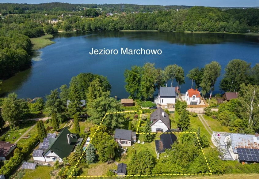 Malownicza działka z domkami nad samym jeziorem
